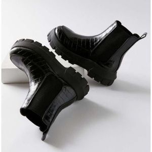 UO Eden Chelsea Boot Black. Size 9